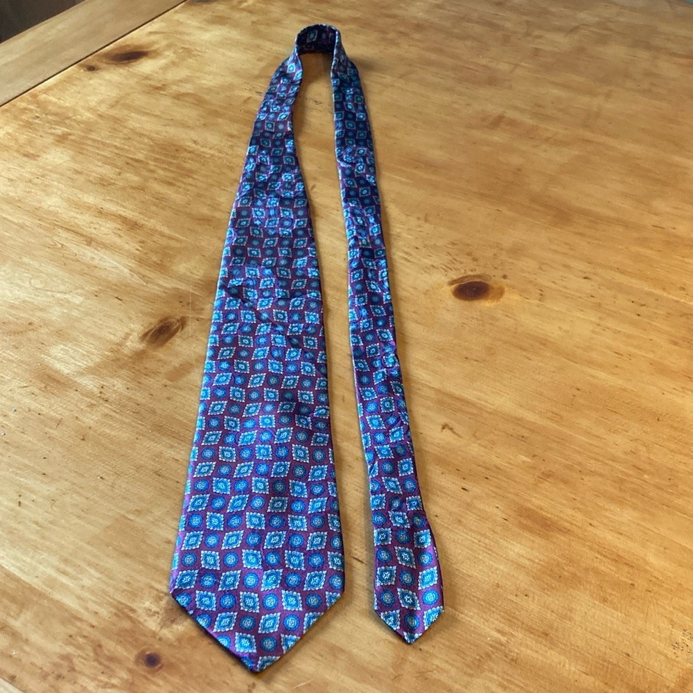 Boston Traders Mens Burgundy Geometric Medallion 100% Silk Necktie Made in USA - Picture 9 of 10